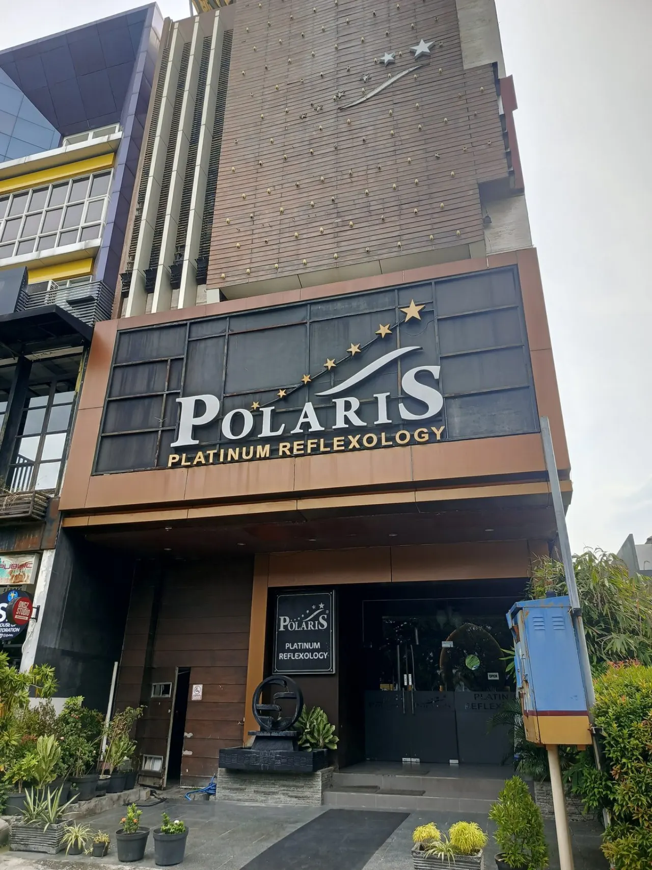 Fasad gedung Polaris Platinum Reflexology